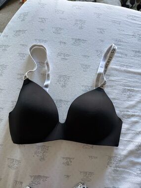Victoria’s Secret - THE T-SHIRT
Lightly Lined Wireless Bra